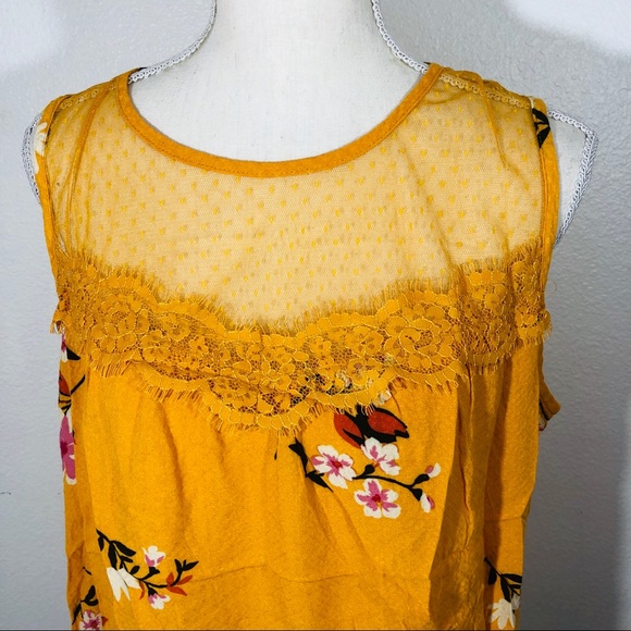 🥳🥳🥳SOLD🥳🥳🥳 Floral blouse 🌼 - Picture 2 of 5